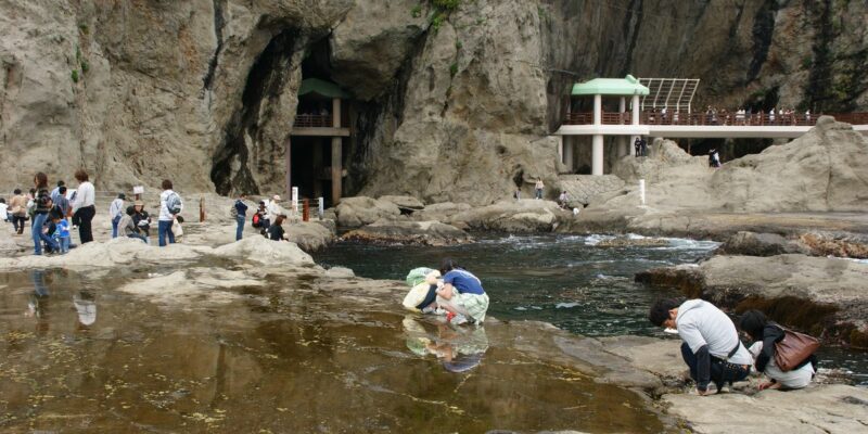 enoshima-caves.jpg